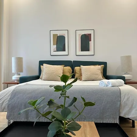 Quarto Grande Com Varanda, Wc Partilhado