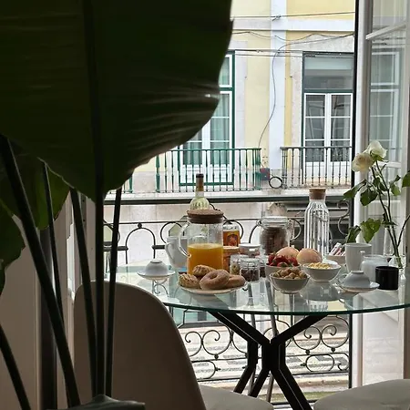 Quarto Grande Com Varanda, Wc Partilhado